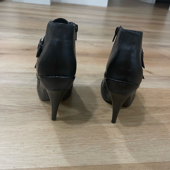 Jeffrey Campbell black leather booties with fur detail, size 7 - Picture 5 of 7